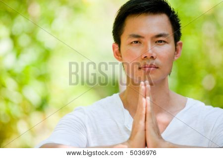 Homem meditando