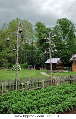Cabaña de troncos con ERGE casas del pájaro.
