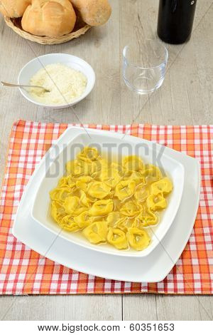 Ravioli in brodo