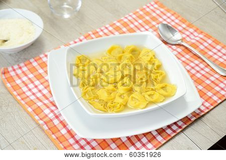 Ravioli in brodo