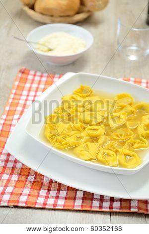 Ravioli in brodo