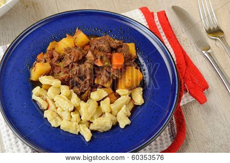 Piatto di Gulasch con gnocchetti ungheresi