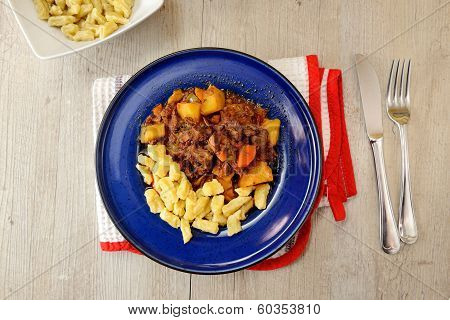 Piatto di Gulasch con gnocchetti ungheresi