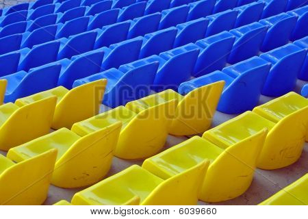 Sininen ja keltainen tyhjä stadion istuimet