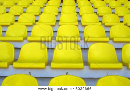 Keltainen tyhjä stadion istuimet