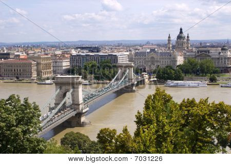 Budapest - Ponte delle catene e la Chiesa di Santo Stefano
