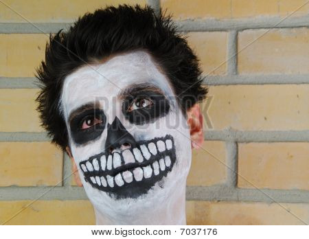 Retrato de um assustador esqueleto cara (carnaval, pintura de rosto)