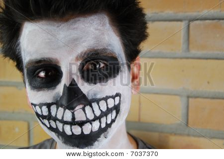 Retrato de um assustador esqueleto cara (carnaval, pintura de rosto)