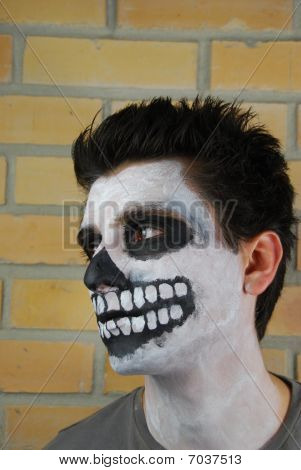 Retrato de um assustador esqueleto cara (carnaval, pintura de rosto)