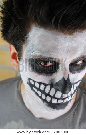 Retrato de um assustador esqueleto cara (carnaval, pintura de rosto)