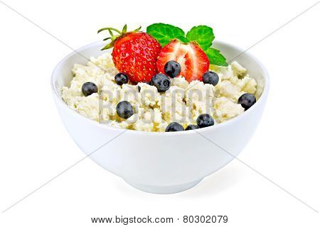 Curd in bowl with strawberries and blueberries