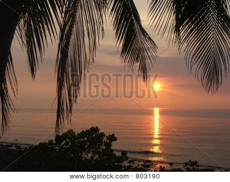 Sonnenuntergang am Ufer eines Strandes in