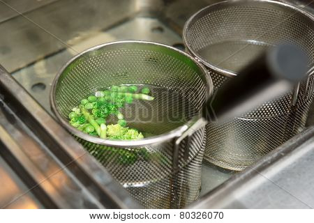 Cooking green vegetables in hot water