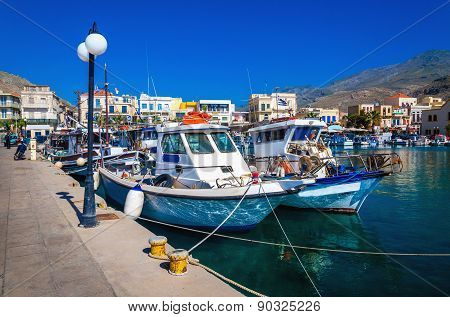 Wharf, citylights and cosy traditional Greek boats