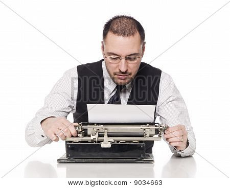 Man met vintage schrijfmachine
