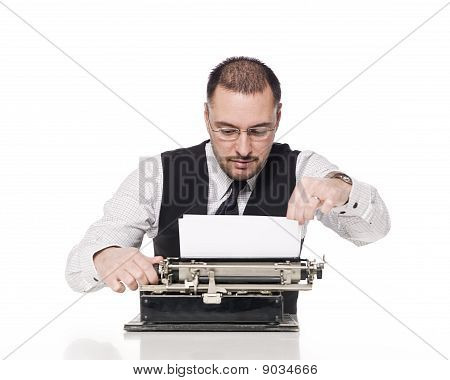 Man met vintage schrijfmachine