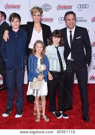 LOS ANGELES - APR 14:  Mark Ruffalo & Sunrise Coigney arrives to the Marvel's 