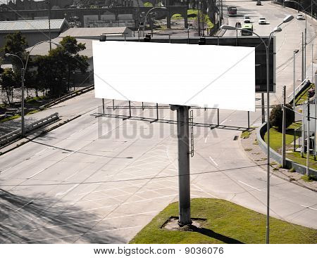 Reklamní plakát v bílém na ulici
