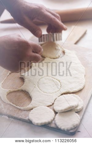 squeezes form dough