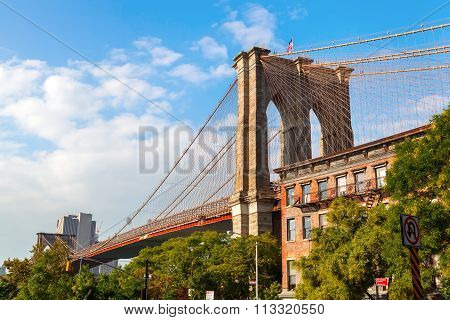 picture of the Brooklyn Bridge in New York City
