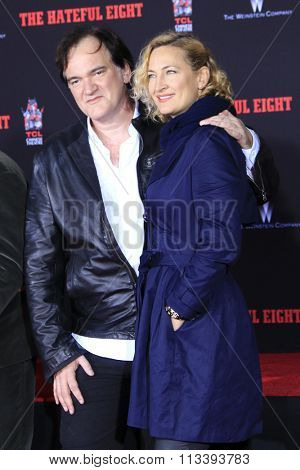 LOS ANGELES - JAN 5:  Quentin Tarantino, Zoe Bell at the Quentin Tarantino Hand & Footprints Ceremony at the TCL Chinese Theater IMAX on January 5, 2016 in Los Angeles, CA