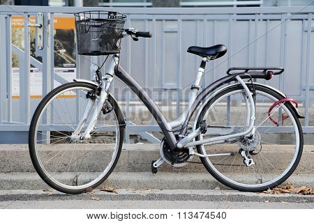 classic city bicycle basket