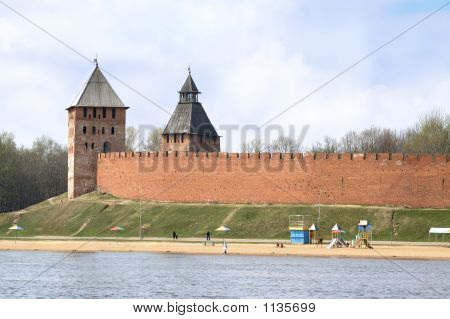 ・ ヴェルキー ノヴゴロドのクレムリンとビーチ ヴォルホフ川
