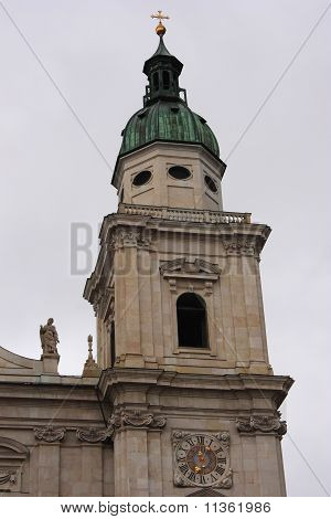 Turm der Kathedrale in salzburg