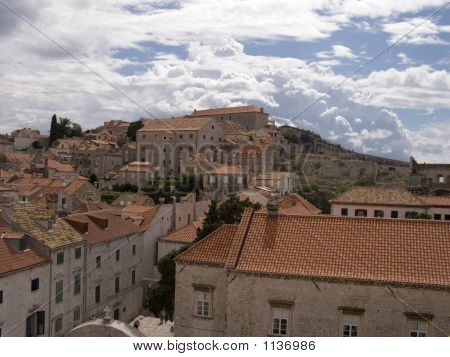 toits de la vieille ville de dubrovnik dans l'enceinte de la ville