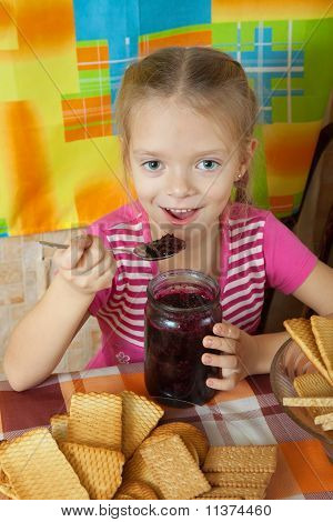 kleines Mädchen essen confiture