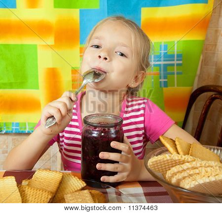 Liten flicka äter Confiture