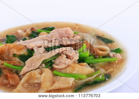 The Best Thai Dishes, Wide Rice Noodles Pork in Thick Gravy, Thai Noodles  Topped with Pork: Chines