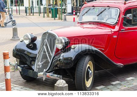Age Citroen 11 Cv In Renesse City Center