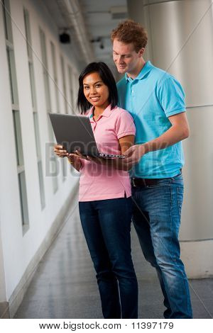 Gli studenti condividono Laptop Università Campus verticale