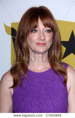 LOS ANGELES - JUN 20: Judy Greer dorazí na první roční kritiků Choice Awards televize na Bev