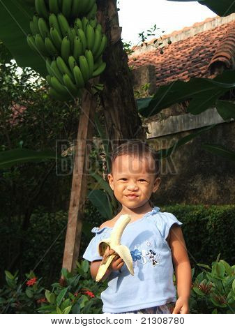 Sundhed barn spiser banan