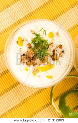 Tarator - soupe froide bulgare traditionnelle de Summer