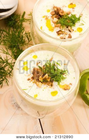Tarator - soupe froide bulgare traditionnelle de Summer