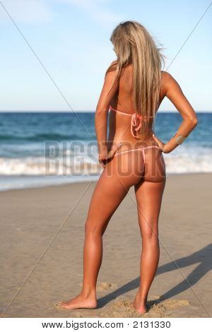 Esexy Bronzed 해변에서 금발의 비키니 모델