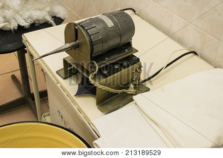 Machine for the manufacture of dental tampons old way