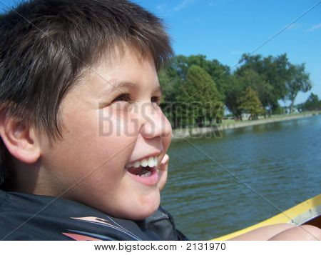 Glad dreng i en Paddle Boat