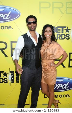 LOS ANGELES - JUN 25: Eric Benet, snoubenec Manuela Testolini přijíždí na páté výroční Pre-BET Dinne