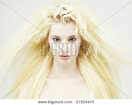 Foto junge schöne Frau mit wunderschönen blonden Haaren