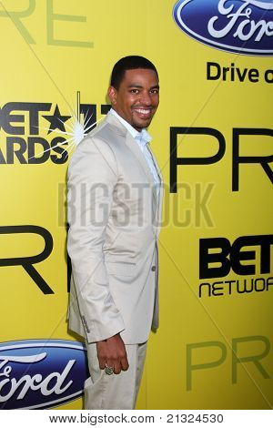 LOS ANGELES - JUN 25: Laz Alonso czerwca dotarł do 5 roczne kolacja Pre-BET w książce introligatornia 
