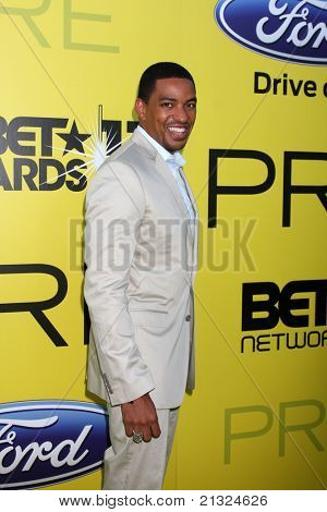 LOS ANGELES - JUN 25: Laz Alonso czerwca dotarł do 5 roczne kolacja Pre-BET w książce introligatornia 
