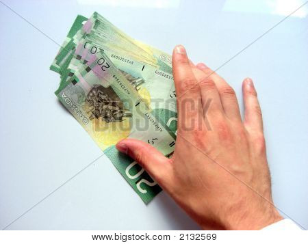 Main collecte liasse de Dollars canadiens