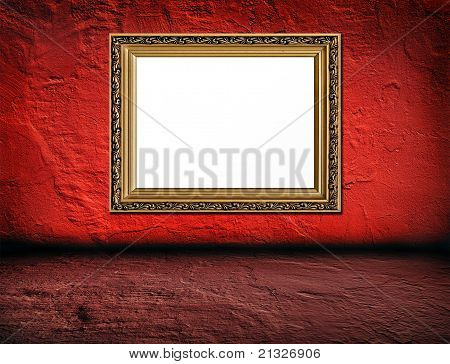 Vecchio elegante cornice dorata su sfondo ruvido intonaco rosso e rosa Betone pavimento in primo piano