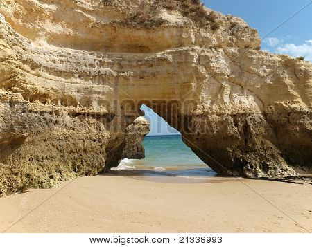 Algarve ve renkli kaya kayalıklarla