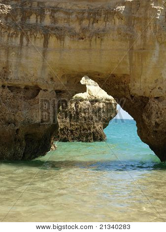 Algarve kıyısında renkli kaya