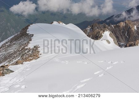 Wonderfull mountain ladscape (snow, highland, peak, sky)